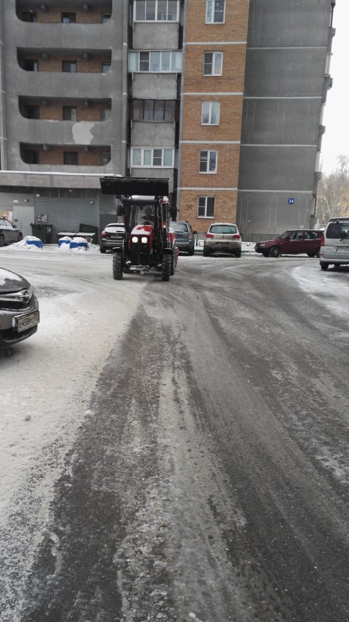 Уборка придомовых территорий от снега. В процессе уборки снега был задействован трактор. 